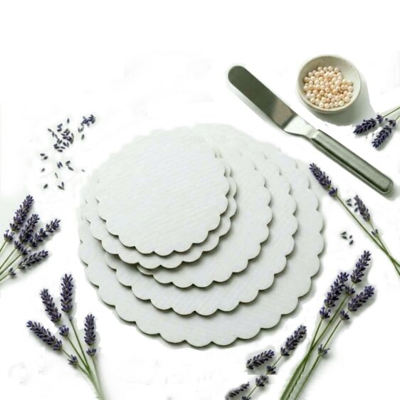 Tvirti ir estetiški padėklai tortams transportavimui ir serviravimui