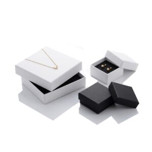 CIETĀ KARTONA DĀVANU KASTĪTES